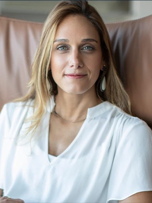Retrato de Ariane Abdallah sentada