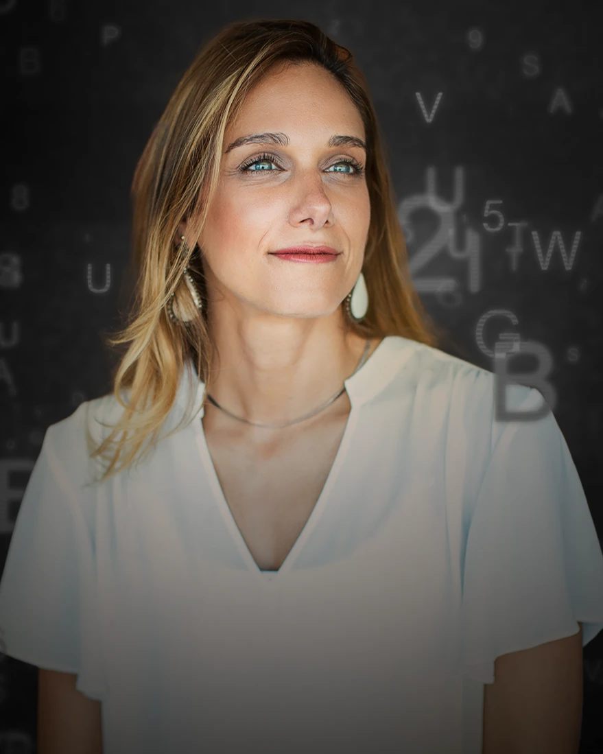 Retrato de Ariane Abdallah diante de um fundo escuro com letras
